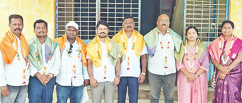 ಎಚ್.ಡಿ.ಕೋಟೆ ಪ್ರಾಥಮಿಕ ಶಾಲಾ ಶಿಕ್ಷಕರ ಸಂಘದ ನೂತನ ಅಧ್ಯಕ್ಷರಾಗಿ ಚಂದ್ರಕುಮಾರ್, ಉಪಾಧ್ಯಕ್ಷರಾಗಿ ರೂಪಾ ಪ್ರಮೋದ್, ಜೂಲಿಯಟ್ ವಿಲ್ಮಾ, ಕಾರ್ಯದರ್ಶಿಯಾಗಿ ಪ್ರಕಾಶ್, ಖಜಾಂಚಿಯಾಗಿ ಯಶವಂತ್ ಆಯ್ಕೆಯಾದರು.