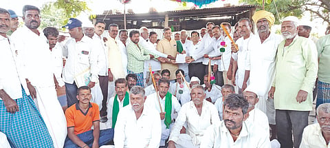  ಹುನಗುಂದ ತಾಲೂಕಿನ ಇದ್ದಲಗಿ ಗ್ರಾಮದ ಸಂತ್ರಸ್ತರು ವಿವಿಧ ಬೇಡಿಕೆಗಳನ್ನು ಈಡೇರಿಸುವಂತೆ ಆಗ್ರಹಿಸಿ ವಿಧಾನ ಪರಿಷತ್ ಸದಸ್ಯ ಹನಮಂತ ನಿರಾಣಿ ಅವರಿಗೆ ಮನವಿ ಸಲ್ಲಿಸಿದರು. ಮುಖಂಡರಾದ ಬಸವರಾಜ ಬಡ್ಡಿ, ಅಜ್ಜಪ್ಪ ನಾಡಗೌಡ, ಮಹಾಂತೇಶ ನಾಡಗೌಡ ಇತರರಿದ್ದರು.