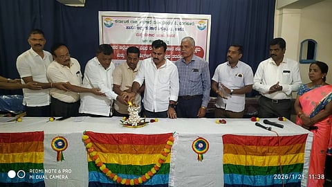 ಹಾಸನ ನಗರದ ಸಹಕಾರ ಭವನದಲ್ಲಿ ವಿವಿಧ ರೀತಿಯ ಸಹಕಾರ ಸಂಘಗಳ ಅಧ್ಯಕ್ಷರು ಮತ್ತು ಮುಖ್ಯಕಾರ್ಯನಿರ್ವಹಣಾಧಿಕಾರಿಗಳಿಗೆ ಹಮ್ಮಿಕೊಂಡಿದ್ದ ಜಿಲ್ಲಾ ಮಟ್ಟದ ವಿಶೇಷ ಶಿಕ್ಷಣ ಕಾರ್ಯಕ್ರಮ ಗಣ್ಯರು ಉದ್ಘಾಟಿಸಿದರು. ಎಸ್.ಎನ್.ಪ್ರಕಾಶ್, ವಿ.ಎನ್.ರಾಜಣ್ಣ, ಡಿ.ಪಿ.ಸೋಮೇಗೌಡ, ನಿರ್ದೇಶಕ ವಿ.ಎನ್.ರಾಜಣ್ಣ, ನಾಗರಾಜು, ಪದ್ಮರಾಜ್ ಇತರರಿದ್ದರು.