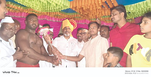 ಬಸ್ತವಾಡ ಗ್ರಾಮದಲ್ಲಿ ಹಮ್ಮಿಕೊಂಡಿದ್ದ ಕುಸ್ತಿ ಪಂದ್ಯಾವಳಿಯಲ್ಲಿ ವಿಜೇತ ಪ್ರಕಾಶ ಇಂಗಳಗಿ ಅವರಿಗೆ ರಮೇಶ ಕತ್ತಿ ಅವರು ಬೆಳ್ಳಿ ಗದೆ ನೀಡಿ ಗೌರವಿಸಿದರು. ಪ್ರಜ್ವಲ ಲಕ್ಕುಂಡಿ, ಕಾಡಪ್ಪ ಮಗದುಮ್ಮ, ದಯಾನಂದ ವಂಟಮೂರಿ ಇತರರಿದ್ದರು.