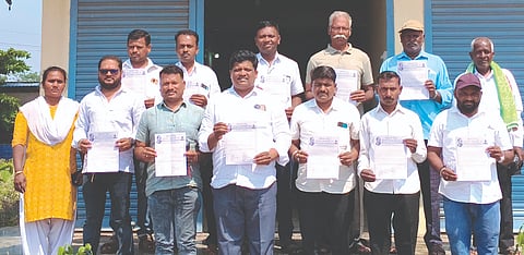 ಎಸ್ಸಿ ವೈಜ್ಞಾನಿಕ ಒಳ ಮೀಸಲಾತಿ ಜಾರಿಗೆ ಆಗ್ರಹಿಸಿ ಬೆಂಗಳೂರಿನಲ್ಲಿ ಹಮ್ಮಿಕೊಂಡಿರುವ ಪ್ರತಿಭಟನೆ ಕರಪತ್ರವನ್ನು ಹುಕ್ಕೇರಿಯಲ್ಲಿ ಗಣ್ಯರು ಬಿಡುಗಡೆಗೊಳಿಸಿದರು. ಮಲ್ಲಿಕಾರ್ಜುನ ರಾಶಿಂಗೆ, ಕಿರಣ ಬಾಗೇವಾಡಿ, ಶ್ರೀನಿವಾಸ ವ್ಯಾಪಾರಿ, ಕವಿತಾ ಬೇವಿನಕಟ್ಟಿ ಇತರರಿದ್ದರು