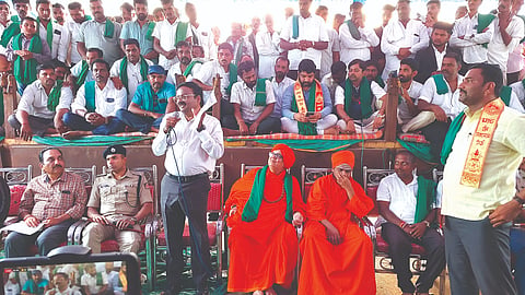 ಹುಕ್ಕೇರಿಯ ಬಸವೇಶ್ವರ ವೃತ್ತದಲ್ಲಿ ಹಮ್ಮಿಕೊಂಡಿದ್ದ ಪ್ರತಿಭಟನೆಯಲ್ಲಿ ಕರ್ನಾಟಕ ನೀರಾವರಿ ನಿಗಮದ ಎಂಡಿ ರಾಜೇಶ ಅಮ್ಮಣಗಿ ಮಾತನಾಡಿದರು. ಶಶಿಕಾಂತ ಗುರೂಜಿ, ಚಂದ್ರಶೇಖರ ಶಿವಾಚಾರ್ಯರು, ಚೂನಪ್ಪ ಪೂಜೇರಿ ಇತರರಿದ್ದರು.