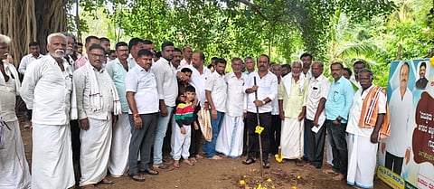 ಚಂದೂಪುರ ಗ್ರಾಮದಲ್ಲಿ ಕಾವೇರಿ ನೀರಾವರಿ ನಿಗಮದ ವತಿಯಿಂದ ಸುಮಾರು 1.77 ಕೋಟಿ ರೂ. ವೆಚ್ಚದ ಅಗಸರ ಹಳ್ಳಕ್ಕೆ ತಡೆಗೋಡೆ ನಿರ್ಮಾಣ ಕಾಮಗಾರಿಗೆ ಶಾಸಕ ಕದಲೂರು ಉದಯ್ ಭೂಮಿಪೂಜೆ ನೆರವೇರಿಸಿದರು. ಬಿ.ಬಸವರಾಜು, ಎ.ಎಸ್.ರಾಜೀವ್, ಹರೀಶ್ ಬಾಬು, ಕದಲೂರು ತಿಮ್ಮೇಗೌಡ ಇತರರಿದ್ದರು.