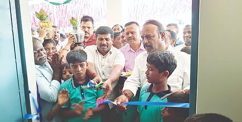 ಬಿದರಹೊಸಹಳ್ಳಿ ಗ್ರಾಮದ ಸರ್ಕಾರಿ ಹಿರಿಯ ಪ್ರಾಥಮಿಕ ಶಾಲಾ ಆವರಣದಲ್ಲಿ ನೂತನವಾಗಿ ನಿರ್ಮಾಣಗೊಂಡಿರುವ ಕೊಠಡಿಗಳನ್ನು ಶಾಸಕ ಕೆ.ಎಂ.ಉದಯ್ ಉದ್ಘಾಟಿಸಿದರು. ಹರೀಶ್ ಬಾಬು, ಧನಂಜಯ, ಬಿ.ಬಸವರಾಜು, ತೈಲೂರು ಚೆಲುವರಾಜು. ಅಮೀನ್ ಶಿವಲಿಂಗಯ್ಯ. ಬಿ.ಎಸ್.ಬೊರೇಗೌಡ, ನಿಂಗಯ್ಯ, ಪ್ರೇಮ್ ಕುಮಾರ್, ಕಿರಣ್ ಕುಮಾರ್‌ಮತ್ತಿತರರು ಇದ್ದರು.