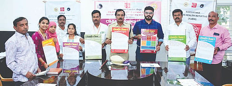ಕೊಪ್ಪಳದಲ್ಲಿ ಮಿದುಳು ಆರೋಗ್ಯ ಉಪಕ್ರಮ ಕಾರ್ಯಕ್ರಮ ಹಾಗೂ ರಾಷ್ಟ್ರೀಯ ಅಪಸ್ಮಾರ ದಿನಾಚರಣೆ ನಿಮಿತ್ತ ಹಮ್ಮಿಕೊಂಡಿದ್ದ ಜಾಗೃತಿ ಕಾರ್ಯಕ್ರಮದಲ್ಲಿ ಪೋಸ್ಟರ್ ಬಿಡುಗಡೆ ಮಾಡಲಾಯಿತು. ಎಎಸ್ಪಿ ಹೇಮಂತಕುವಾರ್, ಕಿಮ್ಸ್ ಬೋಧಕ ಆಸ್ಪತ್ರೆಯ ಎಂಡಿ ಡಾ.ವಿಜಯ್‌ಸಿಂಗ್, ಜಿಲ್ಲಾ ಆರೋಗ್ಯ ಶಿಕ್ಷಣಾಧಿಕಾರಿ ವ್ಹಿ.ಪಿ.ಶಿವಾನಂದ ಇತರರಿದ್ದರು.