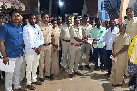 ಮಳಗಲಿ ಗ್ರಾಮದ ವಾಲ್ಮೀಕಿ ದೇವಸ್ಥಾನದಲ್ಲಿ ಗುರುವಾರ ಹಮ್ಮಿಕೊಂಡಿದ್ದ ಮನೆಮನೆಗೆ ಪೊಲೀಸ್​ ಕಾರ್ಯಕ್ರಮದಲ್ಲಿ  ಜಾಗೃತಿ ಮೂಡಿಸಿದರು.