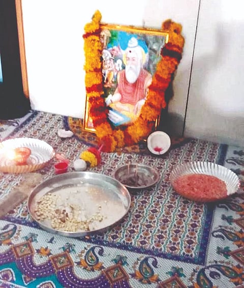 ಕುಷ್ಟಗಿ ಪಿಕಾರ್ಡ್ ಬ್ಯಾಂಕ್‌ನಲ್ಲಿ ಮಹರ್ಷಿ ಭಗೀರಥ ಬದಲು ವಾಲ್ಮೀಕಿ ಮಹರ್ಷಿ ಭಾವಚಿತ್ರ ಇರಿಸಿ ಪೂಜೆ ಸಲ್ಲಿಸಿರುವುದು.