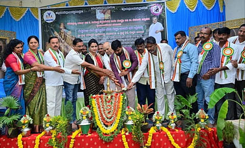 ಕೂಡ್ಲಿಗಿಯಲ್ಲಿ ಶ್ರೀ ಕ್ಷೇತ್ರ ಧರ್ಮಸ್ಥಳ ಗ್ರಾಮಾಭಿವೃದ್ಧಿ ಯೋಜನೆಯ ಮದ್ಯವರ್ಜನ ಶಿಬಿರಕ್ಕೆ ಜಿಲ್ಲಾ ಜನಜಾಗೃತಿ ವೇದಿಕೆ ಅಧ್ಯಕ್ಷ ಕಾವಲಿ ಶಿವಪ್ಪನಾಯಕ ಚಾಲನೆ ನೀಡಿದರು.