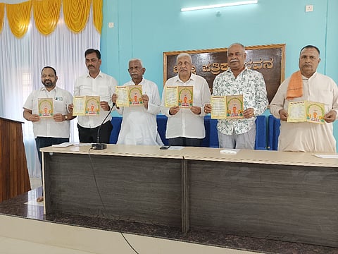 ಉಳವಿ ಜಾತ್ರೆಯ ಆಮಂತ್ರಣ ಪತ್ರಿಕೆಯನ್ನು ಗಣ್ಯರು ಬಿಡುಗಡೆ ಮಾಡಿದರು.