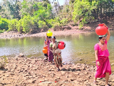 ಸುಳಗೇರಿ ಗ್ರಾಮಸ್ಥರು ಕಾಳಿ ನದಿಯಿಂದ ನೀರು ತಂದರು. 