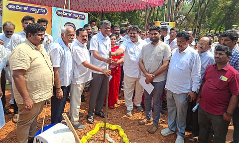 ಕುಮಟಾ ತಾಲೂಕಿನ ಕಲಭಾಗದಲ್ಲಿ ಮೂವತ್ತು ಗುಂಡಿ ಸೇತುವೆ ಕಾಮಗಾರಿಗೆ ಸೋಮವಾರ ಲೋಕೋಪಯೋಗಿ ಸಚಿವ ಸತೀಶ ಜಾರಕಿಹೊಳಿ  ಶಿಲಾನ್ಯಾಸ ನೆರವೇರಿಸಿದರು