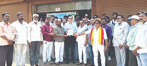 ಎಸ್ಸಿ ಒಳ ಮೀಸಲಾತಿ ಸಂಬಂಧಿತ ನ್ಯಾಯಮೂರ್ತಿ ನಾಗಮೋಹನದಾಸ ಆಯೋಗದ ವರದಿ ತಿರಸ್ಕರಿಸಬೇಕೆಂದು ಆಗ್ರಹಿಸಿ ಕಾಗವಾಡದಲ್ಲಿ ರಾಜ್ಯ ದಲಿತ ಸಂಘರ್ಷ ಸಮಿತಿ ವತಿಯಿಂದ ತಹಸೀಲ್ದಾರ್ ರವೀಂದ್ರ ಹಾದಿಮನಿಗೆ ಮನವಿ ಸಲ್ಲಿಸಲಾಯಿತು. ಸಂಜಯ ತಳವಳಕರ, ಸಚಿನ ಪೂಜಾರಿ, ರವಿ ಕುರಣಿ ಇತರರಿದ್ದರು.