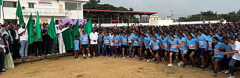 ಮ್ಯಾರಥಾನ್​ ಓಟಕ್ಕೆ ಚಾಲನೆ ಹಸಿರು Marathon ನಿಶಾನೆ ತೋರುವ ಮೂಲಕ ಗಣ್ಯರು ಚಾಲನೆ ನೀಡಿದರು.