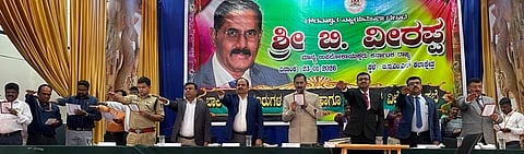 ಕೆಜಿಎಫ್​ ಹೊರವಲಯದ Vote ಬಿಇಎಂಎಲ್​ ಕಲಾೇತ್ರದಲ್ಲಿ ರಾಷ್ಟ್ರೀಯ ಮತದಾರ ದಿನಾಚರಣೆ ಅಂಗವಾಗಿ ಉಪ ಲೋಕಾಯುಕ್ತ ನ್ಯಾಯಮೂರ್ತಿ ಬಿ.ವೀರಪ್ಪ ಪ್ರತಿಜ್ಞಾವಿಧಿ ಬೋಧಿಸಿದರು.