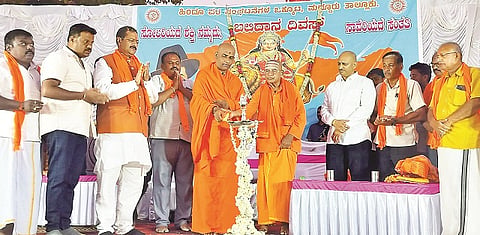 ಮದ್ದೂರಿನಲ್ಲಿ ಆಯೋಜಿಸಿದ್ದ ಕಾರ್ಯಕ್ರಮವನ್ನು  ನಿಶ್ಚಲಾನಂದನಾಥ ಸ್ವಾಮೀಜಿ ಉದ್ಘಾಟಿಸಿದರು. ಬಸನಗೌಡ ಪಾಟೀಲ ಯತ್ನಾಳ್, ಅನಂತಕುಮಾರ್ ಹೆಗಡೆ, ರಾಜು ಸ್ವಾಮೀಜಿ, ನಿತ್ಯಾನಂದ ಇದ್ದರು.