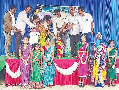  ಮದ್ದೂರು ತಾಲೂಕಿನ ಕೆಸ್ತೂರು ವಿವೇಕಾನಂದ ಆಂಗ್ಲ ಮಾಧ್ಯಮ ಪ್ರೌಢಶಾಲೆಯಲ್ಲಿ ಆಯೋಜಿಸಿದ್ದ ಕ್ಲಸ್ಟರ್ ಮಟ್ಟದ ಪ್ರತಿಭಾ ಕಾರಂಜಿ ಕಾರ್ಯಕ್ರಮಕ್ಕೆ ಬಿಇಒ ಧನಂಜಯ ಉದ್ಘಾಟಿಸಿದರು. ಸಿ.ನಾಗೇಗೌಡ, ಶೋಭಾ ನಾಗೇಗೌಡ, ದೇವರಾಜು, ರವಿಕುಮಾರ್, ರಾಜೇಶ್ವರಿ ಇದ್ದರು.