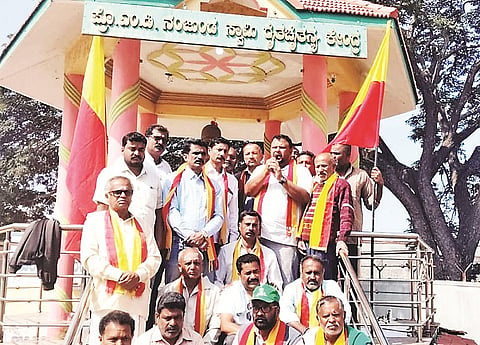 ವಿಶ್ವ ರೈತ ದಿನಾಚರಣೆ ಅಂಗವಾಗಿ ಮಂಗಳವಾರ ನಗರದ ಮಳವಳ್ಳಿ ರಸ್ತೆಯಲ್ಲಿರುವ ವಿಶ್ವ ರೈತನಾಯಕ ಪ್ರೊ.ನಂಜುಂಡಸ್ವಾಮಿ ಅವರ ಪುತ್ಥಳಿಗೆ ಪುಷ್ಪಾರ್ಚನೆ 