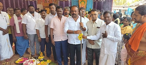 ಮದ್ದೂರು ತಾಲೂಕಿನ ಹಾಗಲಹಳ್ಳಿ ಗೇಟ್ ಬಳಿ ಕಾವೇರಿ ನೀರಾವರಿ ನಿಗಮದ ವತಿಯಿಂದ ಸುಮಾರು 2.5 ಕೋಟಿ ರೂ. ವೆಚ್ಚದಲ್ಲಿ ಹೆಬ್ಬಾಳ ಚೆನ್ನಯ್ಯ ನಾಲೆಯ 19ನೇ ವಿತರಣಾ ನಾಲೆ ಮತ್ತು ರಸ್ತೆ ಅಭಿವೃದ್ಧಿ ಕಾಮಗಾರಿಗೆ ಶಾಸಕ ಕದಲೂರು ಉದಯ್ ಗುರುವಾರ ಭೂಮಿಪೂಜೆ ನೆರವೇರಿಸಿದರು. ಎ.ಎಸ್.ರಾಜೀವ್, ಎಇಇ ಪ್ರಶಾಂತ್, ಶಿವಕುಮಾರ್, ಕೆಂಪರಾಜು, ಇಂದ್ರಕುಮಾರ್ ಮಹೇಶ್ ಇದ್ದರು.