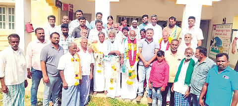 ಮದ್ದೂರು ತಾಲೂಕಿನ ಆಬಲವಾಡಿ ಗ್ರಾಮ ಪಂಚಾಯಿತಿಯ ನೂತನ ಅಧ್ಯಕ್ಷರಾಗಿ ಜೆಡಿಎಸ್ ಬೆಂಬಲಿತ ದೇವರಾಜು ಅವಿರೋಧವಾಗಿ ಆಯ್ಕೆಯಾದರು. ಚುಂಚಮ್ಮ, ಆಬಲವಾಡಿ ಸುರೇಶ್, ಸತೀಶ್, ದೇವರಾಜು, ನರಸಿಂಹಚಾರಿ ಇದ್ದರು.