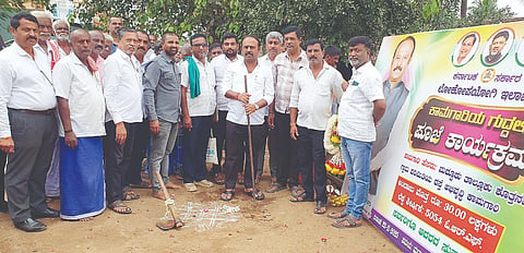 ಮದ್ದೂರು ತಾಲೂಕಿನ ಕೊತ್ತನಹಳ್ಳಿ ಗ್ರಾಮದಲ್ಲಿ ರಸ್ತೆ ಅಭಿವೃದ್ಧಿ ಕಾಮಗಾರಿಗೆ ಶಾಸಕ ಕೆ.ಎಂ.ಉದಯ್ ಚಾಲನೆ ನೀಡಿದರು. ಚಲುವರಾಜು, ಪಿ.ಸಂದರ್ಶ, ಹರೀಶ್‌ಬಾಬು, ಕೆ.ಆರ್.ಮಹೇಶ್, ಗೋಪಿ. ಸುಧಾಕರ್ ಇದ್ದರು.