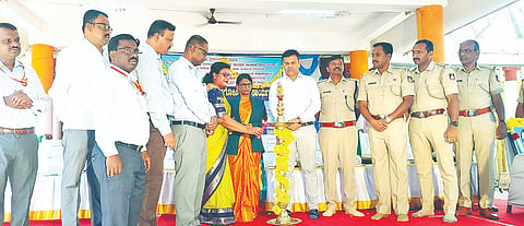 ಮದ್ದೂರು ನಗರದ ಸರ್ಕಾರಿ ಮಹಿಳಾ ಕಾಲೇಜಿನಲ್ಲಿ ನಡೆದ ವಿಚಾರಗೋಷ್ಠಿ  ಹಾಗೂ ಕಾರ್ಯಾಗಾರವನ್ನು ತಹಸೀಲ್ದಾರ್ ಪರಶುರಾಮ್ ಸತ್ತಿಗೇರಿ ಉದ್ಘಾಟಿಸಿದರು. ನಾಗರಾಜು, ರಾಮಲಿಂಗಯ್ಯ, ಧನಂಜಯ, ನವೀನ್‌ಕುಮಾರ್, ನಾರಾಯಣ್ ಇದ್ದರು. 