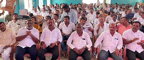 ಮದ್ದೂರು ತಾಲೂಕಿನ ಕದಲೂರು ಗ್ರಾಮದಲ್ಲಿ ಶಾಸಕ ಕೆ.ಎಂ ಉದಯ ಅಧ್ಯಕ್ಷತೆಯಲ್ಲಿ ಬಿಎಲ್‌ಒಗಳ ಸಭೆ ಜರುಗಿತು. ನಂಜುಂಡಸ್ವಾಮಿ, ಆರ್.ವಿ.ವೆಂಕಟೇಶ್, ಸಿ.ಡಿ.ಗಂಗಾಧರ್, ಸುರೇಶ್‌ಕಂಠಿ ಸೇರಿದಂತೆ ಇತರರು ಇದ್ದರು.
