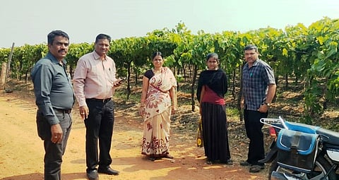 ಮುಂಡರಗಿಯ ಹೊರವಲಯದ ದ್ರಾಕ್ಷಿ ತೋಟದಲ್ಲಿ ಸೋಮವಾರ ಕೆಲಸಕ್ಕೆ ತೆರಳಿದ್ದ ಎಸ್ಸೆಸ್ಸೆಲ್ಸಿ ವಿದ್ಯಾರ್ಥಿನಿ ಪಲ್ಲವಿಯನ್ನು ಬಿಇಒ ಗಂಗಾಧರ ಅಣ್ಣಿಗೇರಿ ಅವರು ಮನವೊಲಿಸಿ ಪರೀಕ್ಷಾ ಕೇಂದ್ರಕ್ಕೆ ಕರೆತಂದರು. ಮನೋಹರ್ ಎಸ್., ಇತರರಿದ್ದರು.