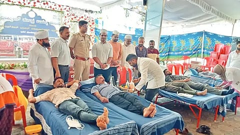  ಮೂಡಿಗೆರೆ ಬದ್ರಿಯಾ ಜುಮ್ಮಾ ಮಸೀದಿಯಲ್ಲಿ ನಡೆದ ಶಿಬಿರದಲ್ಲಿ ಯುವಕರು ರಕ್ತದಾನ ಮಾಡಿದರು. ಎ.ಎಂ.ಶರೀಫ್ ಹಾಜಿ, ಹರ್ಷವರ್ಧನ್, ಡಾ. ಜಿ.ಕೆ.ಭರತ್, ಮುಸ್ತಫಾ ಯಮಾನಿ, ಸಿ.ಕೆ.ಇಬ್ರಾಹಿಂ ಹಾಜಿ, ಫಿಶ್ ಮೋಣು, ಹೈದರ್ ಜೀಯ ಇತರರಿದ್ದರು
