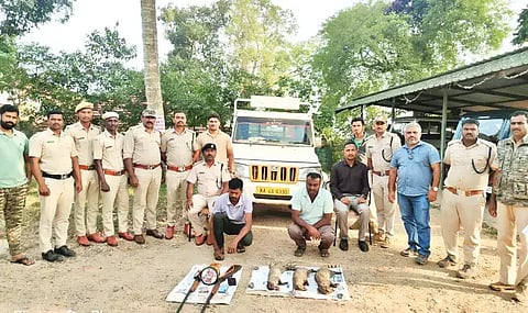  ಪುನುಗುಬೆಕ್ಕುಗಳನ್ನು ಬೇಟೆಯಾಡಿದ ಆರೋಪಿಗಳನ್ನು ಅರಣ್ಯ ಇಲಾಖೆ ಅಧಿಕಾರಿಗಳು ಬಂಧಿಸಿದರು. ಪುನುಗುಬೆಕ್ಕುಗಳ ಕಳೇಬರ, ಬಂದೂಕು, ವಾಹನಗಳನ್ನು ವಶಪಡಿಸಿಕೊಂಡಿದ್ದಾರೆ.