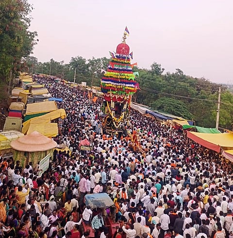 ಮುಂಡರಗಿ ತಾಲೂಕಿನ ಸುಕ್ಷೇತ್ರ ಶಿಂಗಟಾಲೂರು ಶ್ರೀ ವೀರಭದ್ರೇಶ್ವರ ದೇವರ ಮಹಾರಥೋತ್ಸವ ಸೋಮವಾರ ವಿಜೃಂಭಣೆಯಿಂದ ಜರುಗಿತು.