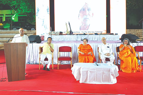 ಅಂಕಲಿ ಗ್ರಾಮದಲ್ಲಿ ಕೆಎಲ್‌ಇ ಸಂಸ್ಥೆಯ ಶ್ರೀಮತಿ ಶಾರದಾದೇವಿ ಕೋರೆ ಕ್ರೀಡಾಂಗಣದಲ್ಲಿ ಭಾನುವಾರ ಹಮ್ಮಿಕೊಂಡಿದ್ದ ಅಭಿನಂದನಾ ಸಮಾರಂಭ ಮತ್ತು ಔತಣಕೂಟದಲ್ಲಿ ಡಾ.ಪ್ರಭಾಕರ ಕೋರೆ ಮಾತನಾಡಿದರು. ಅಮಿತ್ ಕೋರೆ, ಪ್ರೀತಿ ದೊಡವಾಡ, ಗಣೇಶ ಹುಕ್ಕೇರಿ, ಆಶಾ ಕೋರೆ ಇದ್ದರು.