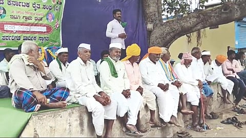  ನಿಡಗುಂದಿ ತಾಲೂಕಿನ ಆರೇಶಂಕರ ಕೆರೆಯಿಂದ ಕಾಲುವೆಗೆ ನೀರು ಹರಿಸುವಂತೆ ಆಗ್ರಹಿಸಿ ಇಟಗಿ ಗ್ರಾಮದ ಬಸ್ ನಿಲ್ದಾಣದ ಆವರಣದಲ್ಲಿ ಅಖಂಡ ಕರ್ನಾಟಕ ರೈತಸಂಘದ ನೇತೃತ್ವದಲ್ಲಿ ಧರಣಿ ಸತ್ಯಾಗ್ರಹ ಹಮ್ಮಿಕೊಳ್ಳಲಾಯಿತು. ಪರಶುರಾಮ ಬಂದಾಳ, ಕರಿಯಪ್ಪ ಕೇಸಪುರ, ಶಾಂತಪ್ಪ ಗಾಳಿ, ಮಾಳಪ್ಪ ಮಾದಿ ಮತ್ತಿತರರಿದ್ದರು.