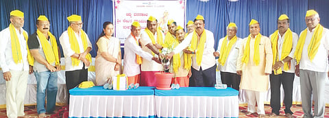  ಮಹಾನಗರ ಪಾಲಿಕೆ ಮೇಯರ್ ಪ್ರೀತಿ ಕಾಮಕರ ಹೇಳಿಕೆ  ದೇವರ ದಾಸಿಮಯ್ಯನವರ ಜಯಂತ್ಯುತ್ಸವ ರಾಮದುರ್ಗ ನಗರದಲ್ಲಿ ಹಮ್ಮಿಕೊಂಡಿದ್ದ ಆದ್ಯ ವಚನಕಾರ ದೇವರ ದಾಸಿಮಯ್ಯ ಜಯಂತ್ಯುತ್ಸವವನ್ನು ಗಣ್ಯರು ಉದ್ಘಾಟಿಸಿದರು. ಪ್ರೀತಿ ಕಾಮಕರ, ನಿವೇದಿತಾ ಡಿ.ಪಿ., ಸಂಜಯ ಖಾತೇದಾರ ಇತರರಿದ್ದರು.