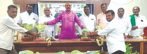 ರಾಮದುರ್ಗ ತಾಪಂ ಸಭಾಭವನದಲ್ಲಿ ಕಷಿ ಇಲಾಖೆಯಿಂದ ರಿಯಾಯಿತಿ ದರದಲ್ಲಿ ಬೀಜ ವಿತರಣೆ ಕಾರ್ಯಕ್ರಮಕ್ಕೆ ವಿಧಾನಸಭೆ ಮುಖ್ಯ ಸಚೇತಕ ಅಶೋಕ ಪಟ್ಟಣ ಚಾಲನೆ ನೀಡಿದರು. ಎಚ್​.ಡಿ.ಕೊಳೇಕರ, ವೆ.ಎಚ್​.ಪಾಟೀಲ, ಶಂಕರಗೌಡ ಪಾಟೀಲ, ಬಸನಗೌಡ ಪ್ಯಾಟಿಗೌಡ್ರ, ರಾಮಣ್ಣ ಬೀಡಕಿ, ಸಿದ್ಲಿಂಗಪ್ಪ ಸಿಂಗಾರಗೊಪ್ಪ ಇತರರಿದ್ದರು.
