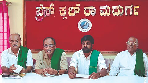 ರಾಮದುರ್ಗದ ಪ್ರೆಸ್​ಕ್ಲಬ್​ನಲ್ಲಿ ಹಮ್ಮಿಕೊಂಡಿದ್ದ ಸುದ್ದಿಗೋಷ್ಠಿಯಲ್ಲಿ ರೆತ ಮುಖಂಡ ಜಗದೀಶ ದೇವರಡ್ಡಿ ಮಾತನಾಡಿದರು. ಸುರೇಶಗೌಡ ಪಾಟೀಲ, ವಿ.ಎಸ್​.ಪಾಟೀಲ, ಮಾರುತಿ ಕುಂಬಾರ ಇತರರಿದ್ದರು.