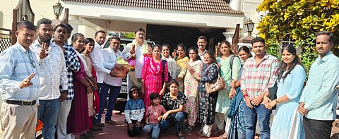 ಚಾಮರಾಜನಗರದ ನಿವಾಸದಲ್ಲಿ ಶಾಸಕ ಎ.ಆರ್.ಕೃಷ್ಣಮೂರ್ತಿ ಅವರನ್ನು ಆಕ್ಸಿಜನ್ ದುರಂತದ ಸಂತ್ರಸ್ತರು ಗುರುವಾರ ಭೇಟಿ ಮಾಡಿ ಕೃತಜ್ಞತೆ ಸಲ್ಲಿಸಿದರು. ಅಬ್ರಾರ್ ಅಹಮದ್, ಕಲೀಲ್‌ವುಲ್ಲಾ, ಮಹೇಶ್‌ಗಾಳೀಪುರ ಇದ್ದರು.