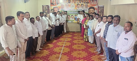 ಚಾಮರಾಜನಗರದ ಜಿಲ್ಲಾ ಕಾಂಗ್ರೆಸ್ ಸಮಿತಿ ಕಚೇರಿಯಲ್ಲಿ ಗುರುವಾರ ಶ್ರೀಭಗೀರಥ ಜಯಂತಿ ಕಾರ್ಯಕ್ರಮ ನಡೆಯಿತು. ಶಾಸಕ ಸಿ.ಪುಟ್ಟರಂಗಶೆಟ್ಟಿ, ಕಾಡಾ ಅಧ್ಯಕ್ಷ ಪಿ.ಮರಿಸ್ವಾಮಿ, ಚುಡಾ ಅಧ್ಯಕ್ಷ ಮಹಮದ್ ಅಸ್ಗರ್, ಚಿನ್ನಸ್ವಾಮಿ, ಎ.ಎಸ್.ಗುರುಸ್ವಾಮಿ ಇತರರು ಹಾಜರಿದ್ದರು.