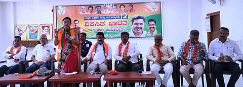 ಚಾಮರಾಜನಗರದ ಜಿಲ್ಲಾ ಬಿಜೆಪಿ ಕಚೇರಿಯಲ್ಲಿ ಪಿಎಂ ಮೋದಿ ಸರ್ಕಾರದ 12 ವರ್ಷಗಳ ವಿಕಾಸ, ವಿಶ್ವಾಸ ಮತ್ತು ಜನ ಕಲ್ಯಾಣ ಪ್ರಯಾಣದ ಜಿಲ್ಲಾಮಟ್ಟದ ಕಾರ್ಯಕ್ರಮದಲ್ಲಿ ಬಿಜೆಪಿ ರಾಜ್ಯ ಕಾರ್ಯದರ್ಶಿ ಡಾ.ಲಕ್ಷ್ಮಿ ಅಶ್ವಿನ್‌ಗೌಡ ಮಾತನಾಡಿದರು. ಪ್ರೊ.ಕೆ.ಆರ್.ಮಲ್ಲಿಕಾರ್ಜುನಪ್ಪ, ಸಿ.ಎಸ್.ನಿರಂಜನ್‌ಕುಮಾರ್, ಸ್ವಾಮಿ ಮರಳಾಪುರ, ನೂರೊಂದುಶೆಟ್ಟಿ,  ಮೂಡ್ನಾಕೂಡು ಪ್ರಕಾಶ್, ವೃಷಭೇಂದ್ರಪ್ಪ, ಹೊನ್ನೂರು ಮಹದೇವಸ್ವಾಮಿ, ಎಂ.ರಾಮಚಂದ್ರ ಮತ್ತು ಇತರರು ಇದ್ದರು.