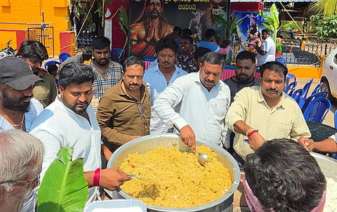  ಚಾಮರಾಜನಗರದ ಜಿಲ್ಲಾಧಿಕಾರಿ ಕಚೇರಿಯಲ್ಲಿ ಗುರುವಾರ ಆಯೋಜಿಸಿದ್ದ ಭಗೀರಥ ಜಯಂತಿ ಕಾರ್ಯಕ್ರಮದಲ್ಲಿ ಶಾಸಕ ಸಿ.ಪುಟ್ಟರಂಗಶೆಟ್ಟಿ ಮಾತನಾಡಿದರು. ಕಾಡಾ ಅಧ್ಯಕ್ಷ ಪಿ.ಮರಿಸ್ವಾಮಿ, ಚುಡಾ ಅಧ್ಯಕ್ಷ ಮಹಮದ್ ಅಸ್ಗರ್(ಮುನ್ನ), ಡಿಸಿ ಶ್ರೀರೂಪಾ, ಜಿಪಂ ಸಿಇಒ ಮೋನಾರೋತ್, ಎಸ್ಪಿ ಎಂ.ಮುತ್ತುರಾಜ್ ಇತರರು ಇದ್ದರು.