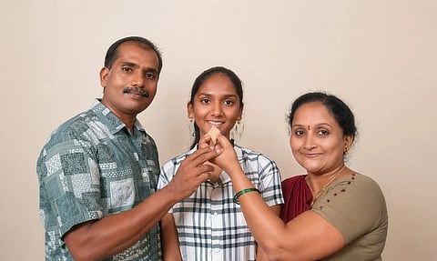 ಎಸ್‌ಎಸ್‌ಎಲ್‌ಸಿ ಪರೀಕ್ಷೆಯಲ್ಲಿ 625ಕ್ಕೆ 623 ಅಂಕ ಗಳಿಸಿರುವ ಕೊಳ್ಳೇಗಾಲದ ವಾಸವಿ ವಿದ್ಯಾಕೇಂದ್ರದ ವಿದ್ಯಾರ್ಥಿನಿ ಎಂ.ರಿಷಿತಗೆ ಪಾಲಕರಾದ ಮಹೇಶ್ ಮತ್ತು ರೂಪಾ ಸಿಹಿ ತಿನ್ನಿಸಿ ಸಂತಸ ಹಂಚಿಕೊಂಡರು.