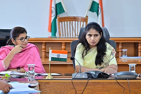 ಚಾಮರಾಜನಗರದ ಜಿಲ್ಲಾಧಿಕಾರಿ ಕಚೇರಿ ಸಭಾಂಗಣದಲ್ಲಿ ಗುರುವಾರ ಆಯೋಜಿಸಿದ್ದ ೆನ್ ಇನ್ ಕಾರ್ಯಕ್ರಮದಲ್ಲಿ ಡಿಸಿ ಶ್ರೀರೂಪಾ ಮಾತನಾಡಿದರು. ಜಿಪಂ ಸಿಇಒ ಮೋನಾರೋತ್ ಮತ್ತು ವಿವಿಧ ಇಲಾಖೆಗಳ ಅಧಿಕಾರಿಗಳು ಹಾಜರಿದ್ದರು.