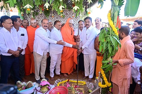  ಚಾಮರಾಜನಗರದ ಯಡಪುರ ಸರ್ಕಲ್ ಬಳಿಯ ಜಾಗದಲ್ಲಿ ಜೆಎಸ್‌ಎಸ್ ಶಿಕ್ಷಣ ಸಂಸ್ಥೆಗಳ ಕಟ್ಟಡ ನಿರ್ಮಾಣ ಕಾಮಗಾರಿಗೆ ಗುಂಡ್ಲುಪೇಟೆ ಶಾಸಕ ಎಚ್.ಎಂ.ಗಣೇಶ್‌ಪ್ರಸಾದ್ ಭೂಮಿಪೂಜೆ ನೆರವೇರಿಸಿದರು. ಸುತ್ತೂರು ಶ್ರೀಗಳು, ಶಾಸಕರಾದ  ಸಿ.ಪುಟ್ಟರಂಗಶೆಟ್ಟಿ, ಎ.ಆರ್.ಕೃಷ್ಣಮೂರ್ತಿ, ಕಾಡಾ ಅಧ್ಯಕ್ಷ ಪಿ.ಮರಿಸ್ವಾಮಿ ಇತರರು ಇದ್ದರು.