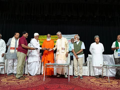 ಸಿಂಧನೂರಿನ ಟೌನ್‌ಹಾಲ್‌ನಲ್ಲಿ ಮಂಗಳವಾರ ನಿರ್ಮಲ ತುಂಗಭದ್ರಾ ಅಭಿಯಾನದ ಅಂಗವಾಗಿ ಹಮ್ಮಿಕೊಂಡ ಪಾದಯಾತ್ರೆ ಮತ್ತು ಜಲ-ಜನಜಾಗೃತಿ ಕಾರ್ಯಕ್ರಮವನ್ನು ಅಭಿಯಾನದ ಹಾಡು ಬಿಡುಗಡೆ ಮಾಡುವ ಮೂಲಕ ಯದ್ದಲದೊಡ್ಡಿ ಮಹಾಲಿಂಗ ಸ್ವಾಮೀಜಿ ಉದ್ಘಾಟಿಸಿದರು.