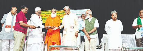 ಸಿಂಧನೂರಿನ ಟೌನ್‌ಹಾಲ್‌ನಲ್ಲಿ ಮಂಗಳವಾರ ನಿರ್ಮಲ ತುಂಗಭದ್ರಾ ಅಭಿಯಾನದ ಅಂಗವಾಗಿ ಹಮ್ಮಿಕೊಂಡ ಪಾದಯಾತ್ರೆ ಮತ್ತು ಜಲ-ಜನಜಾಗೃತಿ ಕಾರ್ಯಕ್ರಮವನ್ನು ಅಭಿಯಾನದ ಹಾಡು ಬಿಡುಗಡೆ ಮಾಡುವ ಮೂಲಕ ಯದ್ದಲದೊಡ್ಡಿ ಮಹಾಲಿಂಗ ಸ್ವಾಮೀಜಿ ಉದ್ಘಾಟಿಸಿದರು