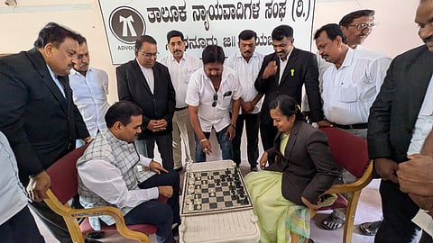 ಸಿಂಧನೂರಿನಲ್ಲಿ ಗಣರಾಜ್ಯೋತ್ಸವ ಅಂಗವಾಗಿ ವಕೀಲರಿಗೆ ಹಮ್ಮಿಕೊಂಡಿದ್ದ ಚೆಸ್ ಹಾಗೂ ಕೇರಂ ಸ್ಪರ್ಧೆಗೆ ಜಿಲ್ಲಾ ನ್ಯಾಯಾಧೀಶ ಬಿ.ಬಿ.ಜಕಾತಿ ಚಾಲನೆ ನೀಡಿದರು.