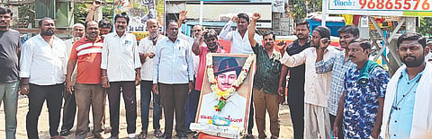 ಸಿಂಧನೂರಿನ ಬಸ್ ನಿಲ್ದಾಣದಲ್ಲಿ ಭಗತ್‌ಸಿಂಗ್ ಆಟೋ ಚಾಲಕರ ಸಂಘದಿಂದ ಸೋಮವಾರ ಭಗತ್‌ಸಿಂಗ್ ಮತ್ತು ಸಹ ಗೆಳೆಯರ ಹುತಾತ್ಮ ದಿನ ಆಚರಿಸಲಾಯಿತು. ಸಂಘದ ಗೌರವಾಧ್ಯಕ್ಷ ನಾಗರಾಜ ಪೂಜಾರ್, ಅಧ್ಯಕ್ಷ ಬಸವರಾಜ ಕೊಂಡೆ, ಪ್ರಮುಖರಾದ ಶೇಕ್ಷಾವಲಿ, ರಷೀದ್ ಶಿವರಾಜ, ಆನಂದ, ಮಲ್ಲಿಕಾರ್ಜುನ,  ಸಾದಿಕ್ ಮೆಹಬೂಬ್, ಮುಸ್ತಾಕ್, ಚಾಂದ್‌ಬಾಷಾ ಇತರರಿದ್ದರು.