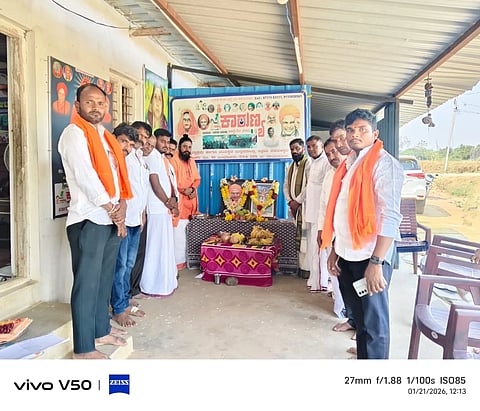 ಸಿಂಧನೂರಿನ ಶ್ರೀಮಠ ಸೇವಾ ಟ್ರಸ್ಟ್‌ನ ಹರೇಟನೂರು ಕಾರುಣ್ಯ ನೆಲೆ ವೃದ್ಧಾಶ್ರಮ ಹಾಗೂ ವಯಸ್ಕರ ಬುದ್ಧಿಮಾಂದ್ಯ ಆಶ್ರಮದಲ್ಲಿ ಗುರುವಾರ ಸಿದ್ಧಗಂಗಾ ಮಠದ ಡಾ.ಶಿವಕುಮಾರ ಶ್ರೀಗಳ ಪುಣ್ಯಸ್ಮರಣೋತ್ಸವ ಆಚರಿಸಲಾಯಿತು. ಬಂಗಾರಿಕ್ಯಾಂಪ್ ಸಿದ್ಧಾಶ್ರಮದ ಸದಾನಂದ ಶರಣರು, ಶಾಂಭವಿ ಪುಣ್ಯಾಶ್ರಮದ ಪೀಠಾಧಿಪತಿ ವೀರೇಶ ಯಡಿಯೂರುಮಠ, ದೇವಿ ಆರಾಧಕ ನಾಗರಾಜಸ್ವಾಮಿ, ರುದ್ರಸ್ವಾಮಿ ಹಿರೇಮಠ ಪಗಡದಿನ್ನಿ, ಗಂಗಾಮತ ಸಮಾಜದ ತಾಲೂಕು ಅಧ್ಯಕ್ಷ ರಾಮಣ್ಣ ಜವಳಗೇರಾ ಇದ್ದರು.