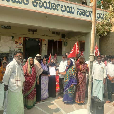 ಸಾಲಗುಂದ ಗ್ರಾಮದಲ್ಲಿ ಪಿಡಿಒ ವೀರಭದ್ರಪ್ಪಗೆ ಭಾರತ ಕಮ್ಯುನಿಸ್ಟ್ ಪಕ್ಷ(ಮಾರ್ಕ್ಸವಾದಿ) ಸಾಲಗುಂದ ಗ್ರಾಮ ಸಮಿತಿ ಮನವಿ ಸಲ್ಲಿಸಿತು.
