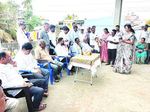 ನಿಡಸೋಸಿ ಗ್ರಾಮದ ಜನಸಂಪರ್ಕ ಸಭೆಯಲ್ಲಿ ಶಾಸಕ ನಿಖಿಲ ಕತ್ತಿ ಮಾತನಾಡಿದರು. ಮಹಾವೀರ ನಿಲಜಗಿ, ದುಂಡಪ್ಪ ಹೆದ್ದೂರಿ, ಗುರುರಾಜ ಕುಲಕರ್ಣಿ ಇತರರಿದ್ದರು.
