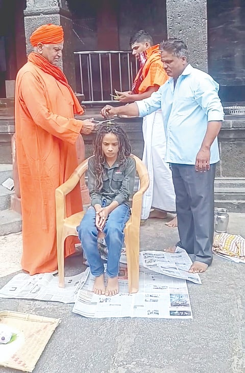 ನಿಡಸೋಸಿ ಜಗದ್ಗುರು ಡಾ.ಪಂಚಮ ಶಿವಲಿಂಗೇಶ್ವರ ಸ್ವಾಮೀಜಿ ಬಾಲಕನ ಜಡೆ ಕತ್ತರಿಸಿ ಮೂಢನಂಬಿಕೆ ವಿರುದ್ಧ ಅರಿವು ಮೂಡಿಸಿದ್ದಾರೆ.